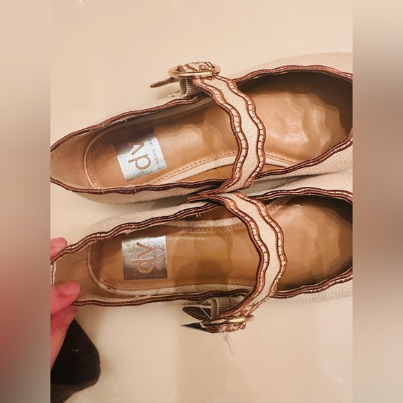 NWT Dolce vita Scalloped Mary Jane Flats - Beige Canvas Size 6 1/2. - Picture 7 of 9